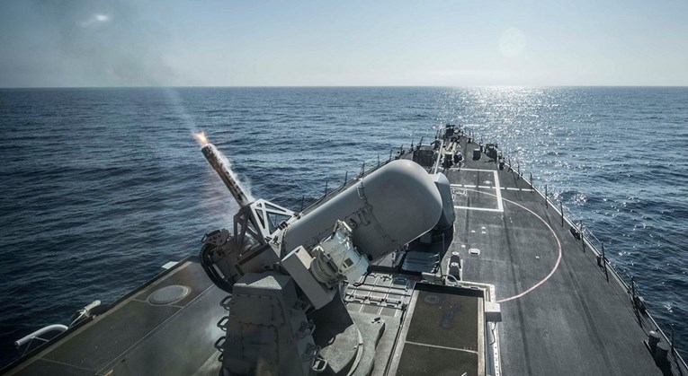 Američki ratni brod srušio više raketa i dronova iz Jemena. Ispaljeni na Izrael?