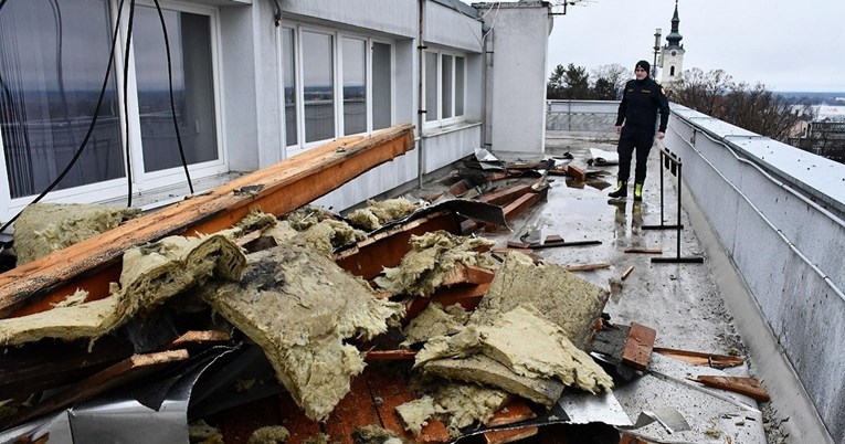 FOTO Vjetar odnio krov sa zgrade gradske uprave u Novoj Gradiški