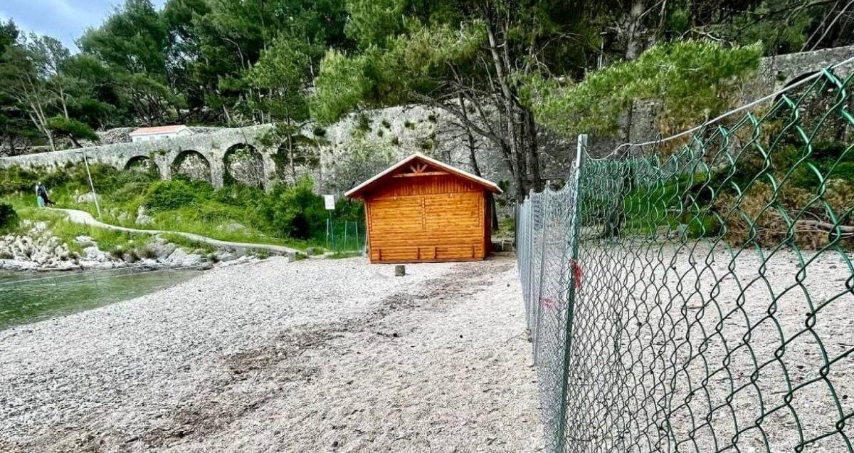 Na plaži u Lošinju postavio kućicu, a onda sve ogradio. Pogledajte