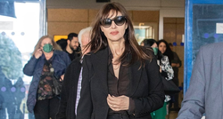 Monicu Bellucci na aerodromu u Grčkoj okružili fanovi, glumica oduševila reakcijom