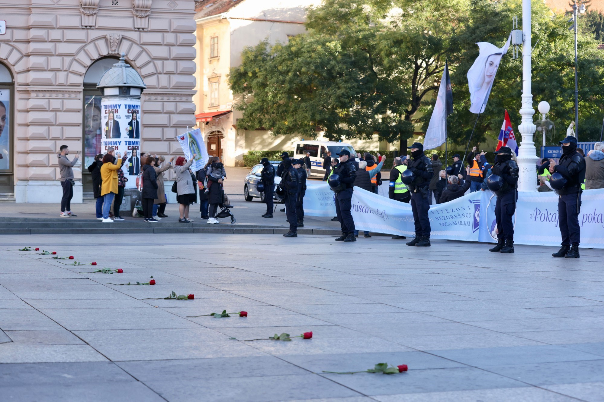 VIDEO I FOTO Klečavci mole na Trgu, protuprosvjednici stavili 10 ruža za 10 žrtava