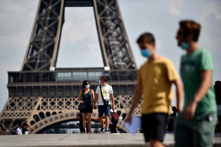 Pariz uveo obvezno nošenje maski na otvorenom