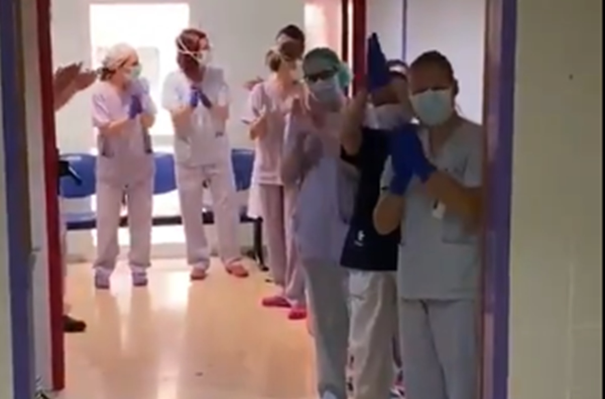Prva pacijentica napustila intenzivnu njegu u Španjolskoj, nagrađena je pljeskom