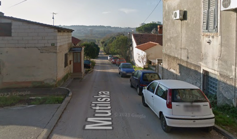 Po Puli hodao sa sjekirom pa napao policajca