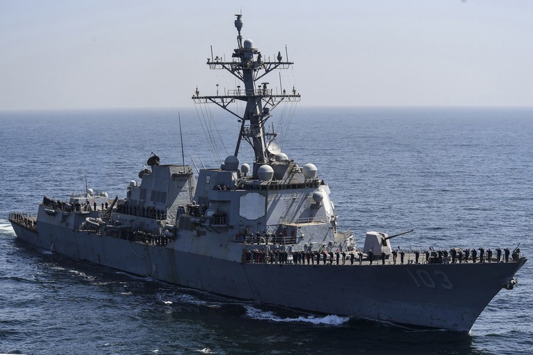 Dva američka razarača prošla kroz Hormuz unatoč iranskim napadima