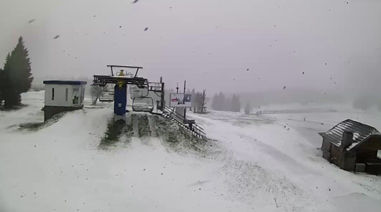 VIDEO Nevrijeme u Sloveniji, jaki udari vjetra, tuča i snijeg