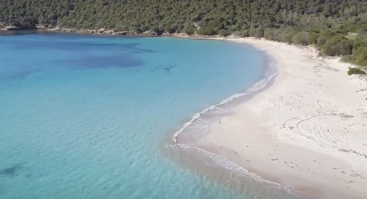 Sardinija zabranila turistima da uzimaju pijesak s plaže, kazne idu do 3000 eura