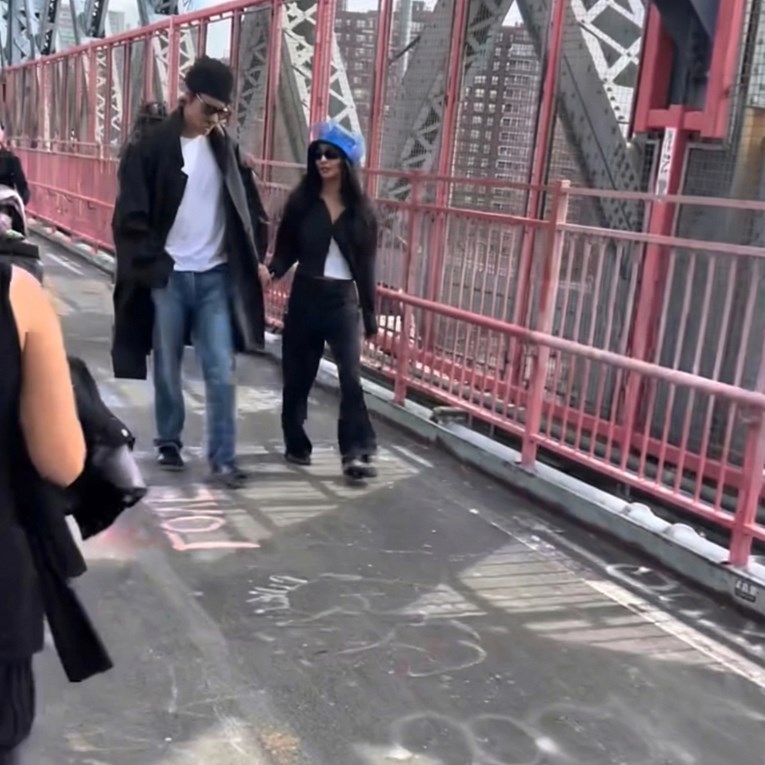 Slušala pjesmu slavnog pjevača na mostu pa shvatila tko ide prema njoj 😍