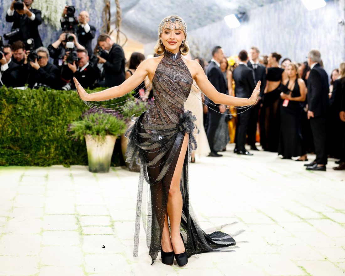 Sabrina Carpenter u Dior haljini od filmske vrpce na Met Gali
