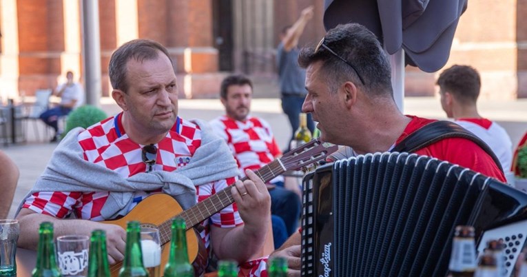 FOTO Hrvatski navijači okupljaju se u centru Osijeka