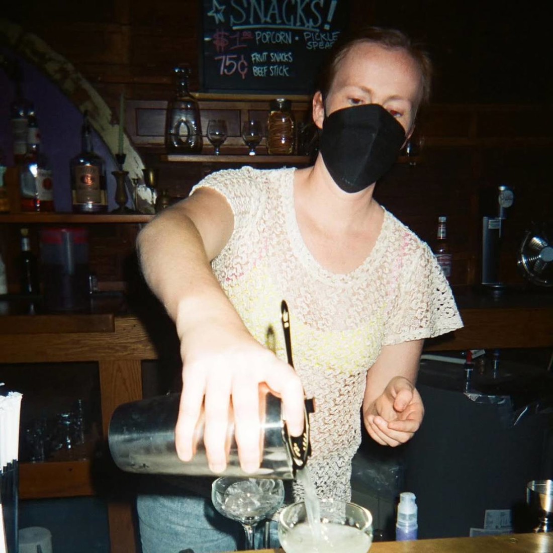 Lezbijski bar ukinuo maske subotom. Ekipa je bijesna