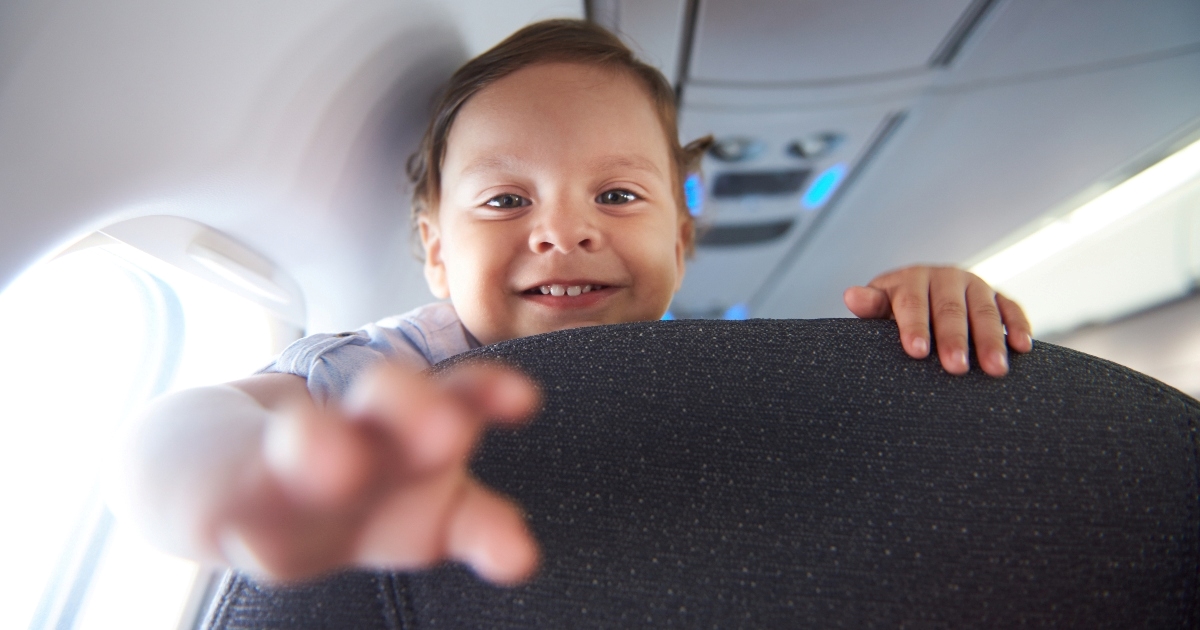 Čovjek spriječio dijete da zgrabi njegov mobitel u avionu, majka ga nazvala sebičnim