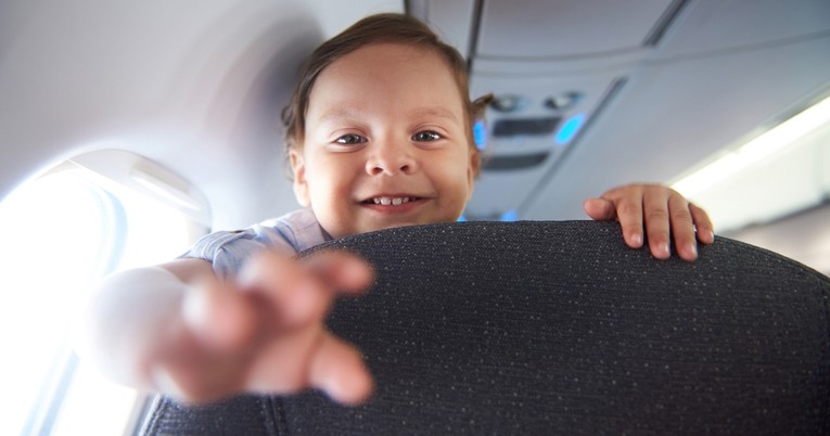 Čovjek spriječio dijete da zgrabi njegov mobitel u avionu, majka ga nazvala sebičnim
