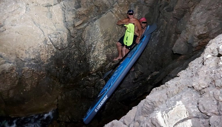 HGSS objavio fotke: Turiste na SUP-u bura odnijela od Karlobaga do paških stijena