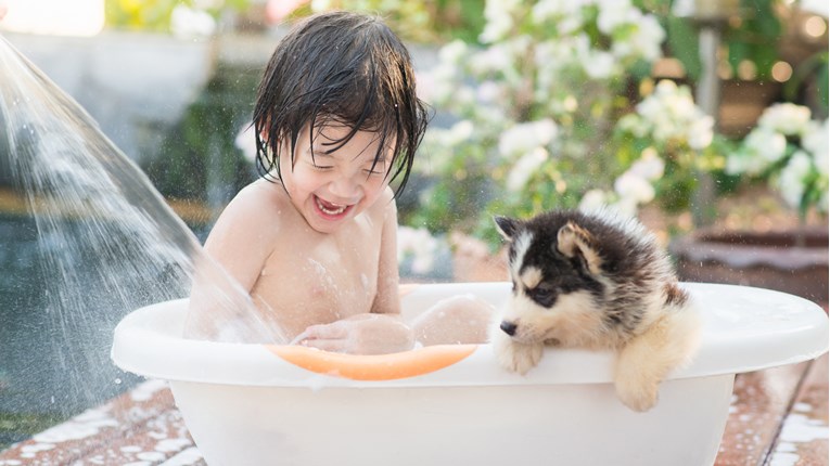 Dok je dječak uživao u kupanju, njegov pas je učinio nešto nevjerojatno