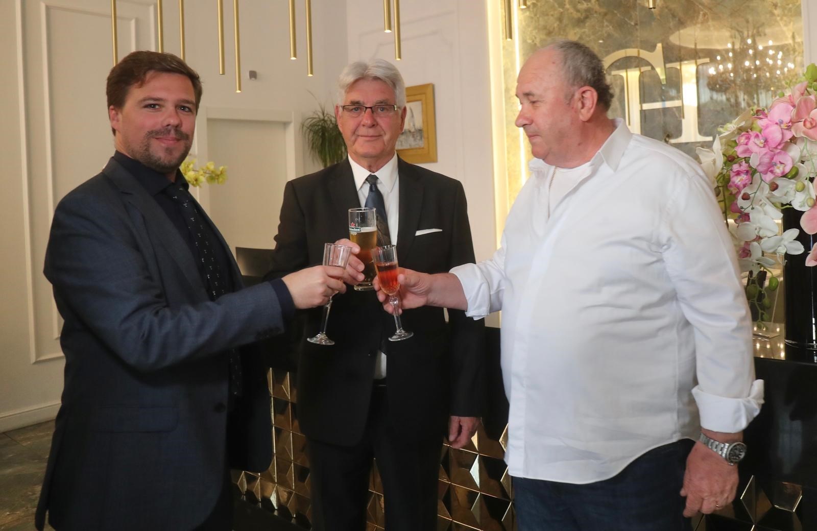 VIDEO I FOTO Kod Keruma je veselo unatoč tome što ne ide u drugi krug: "Realan sam"
