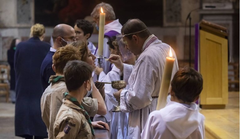 U pariškim crkvama snimljeno kako se za Uskrs krše mjere, vlasti pokrenule istragu