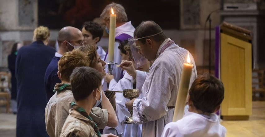 U pariškim crkvama snimljeno kako se za Uskrs krše mjere, vlasti pokrenule istragu
