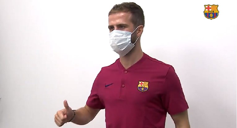 Pjanić sletio u Barcelonu i prvi put obukao novi dres: "Zaljubljen sam u ovaj klub"