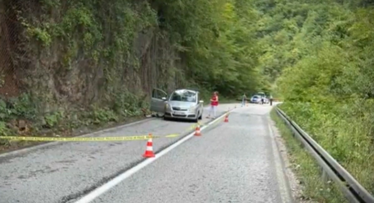 U BiH stijena pala na auto. Poginula liječnica iz Sarajeva
