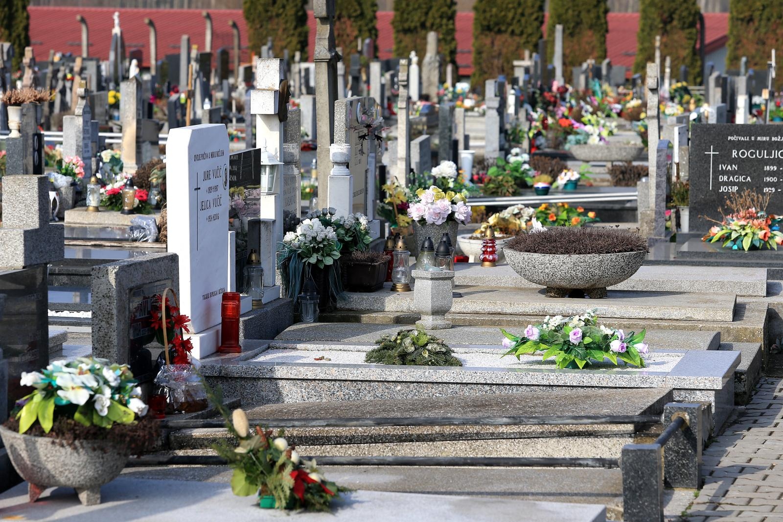 Osječki grobari krali zlatne zube i satove s mrtvih, osuđeni na dobrotvorni rad