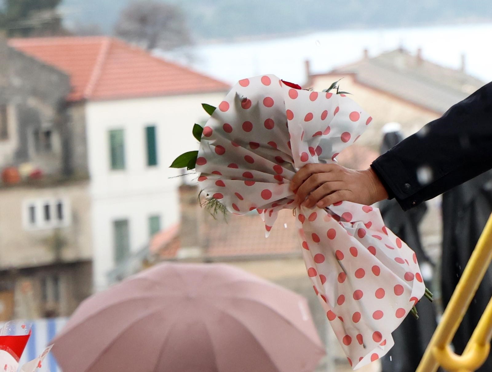 FOTO Kiša nije spriječila Šibenčane da kupe cvijeće za Valentinovo