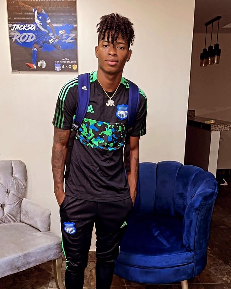 Ekvadorskom nogometašu provalnici oteli ženu i dijete, on se sakrio ispod kreveta