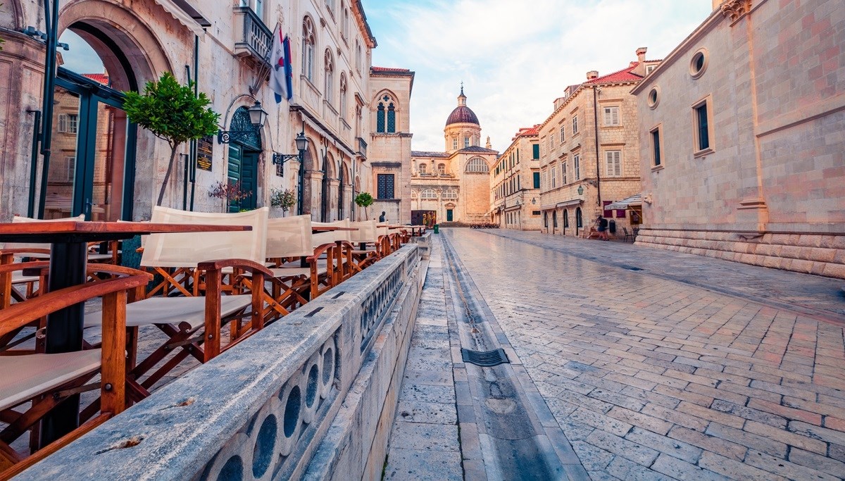 Tri restorana ilegalno proširila terase u Dubrovniku. Oduzete im na nekoliko dana