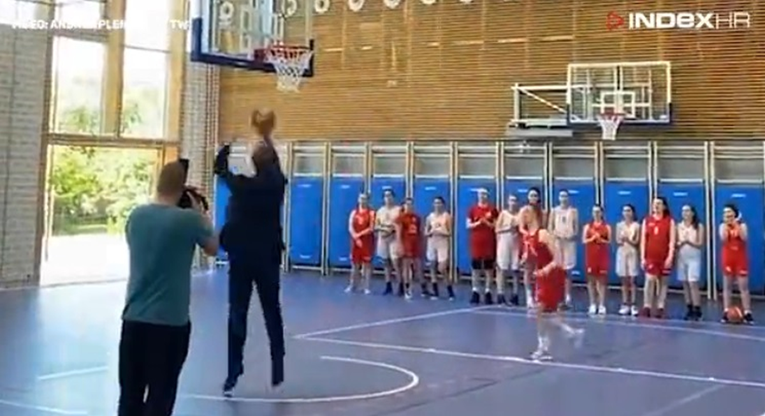 Plenković igrao košarku u Virovitici, ljudi ga sprdaju: "Dobro skakućeš za anemičara"
