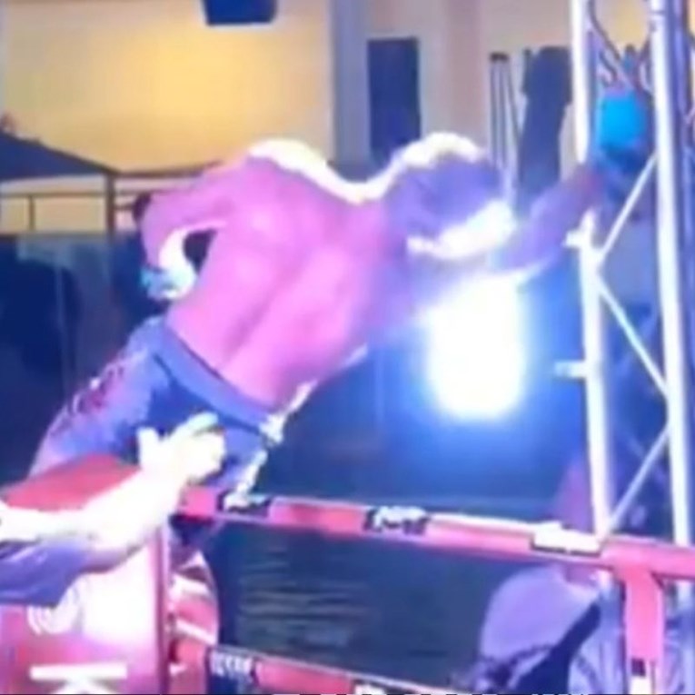 VIDEO Ruskog borca usred slavlja udarila struja. Ukočen je pao na tlo