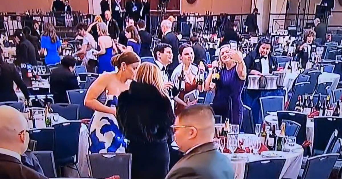 Gosti nakon pucnjave na Trumpovoj večeri uzimali vino sa stolova, snimka je viralna