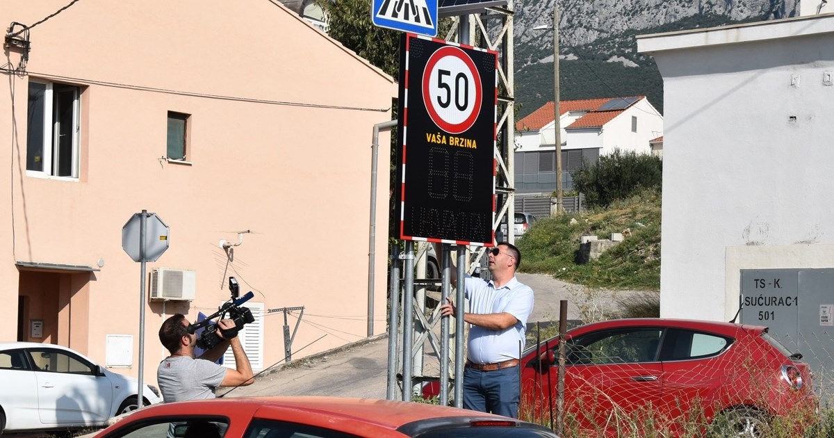 Gradonačelnik u Kaštelima svečano pustio u rad pokazivač brzine na cesti