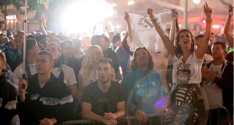 Riječani na Korzu organizirali javno gledanje utakmice sa Slavenom