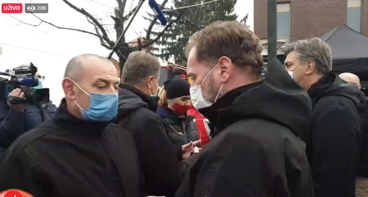 VIDEO Plenković i Medved šetali Petrinjom, zaustavila ih žena