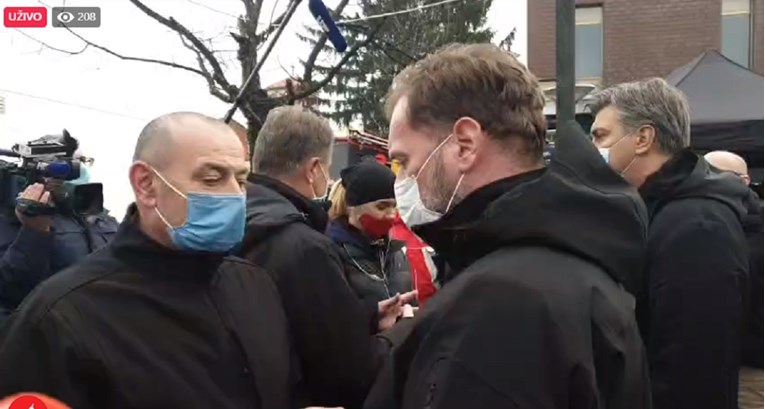 VIDEO Plenković i Medved šetali Petrinjom, zaustavila ih žena