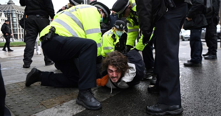 Londonska policija na udaru kritika zbog uhićenja. "Ovo bi očekivali u Moskvi"