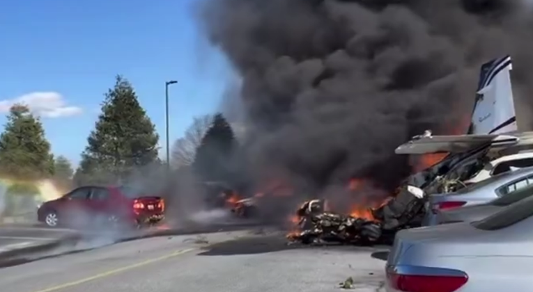 VIDEO Srušio se mali avion u SAD-u, pao na parking