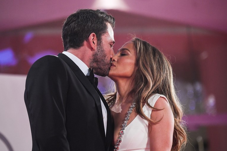 J. Lo i Ben Affleck se službeno razveli