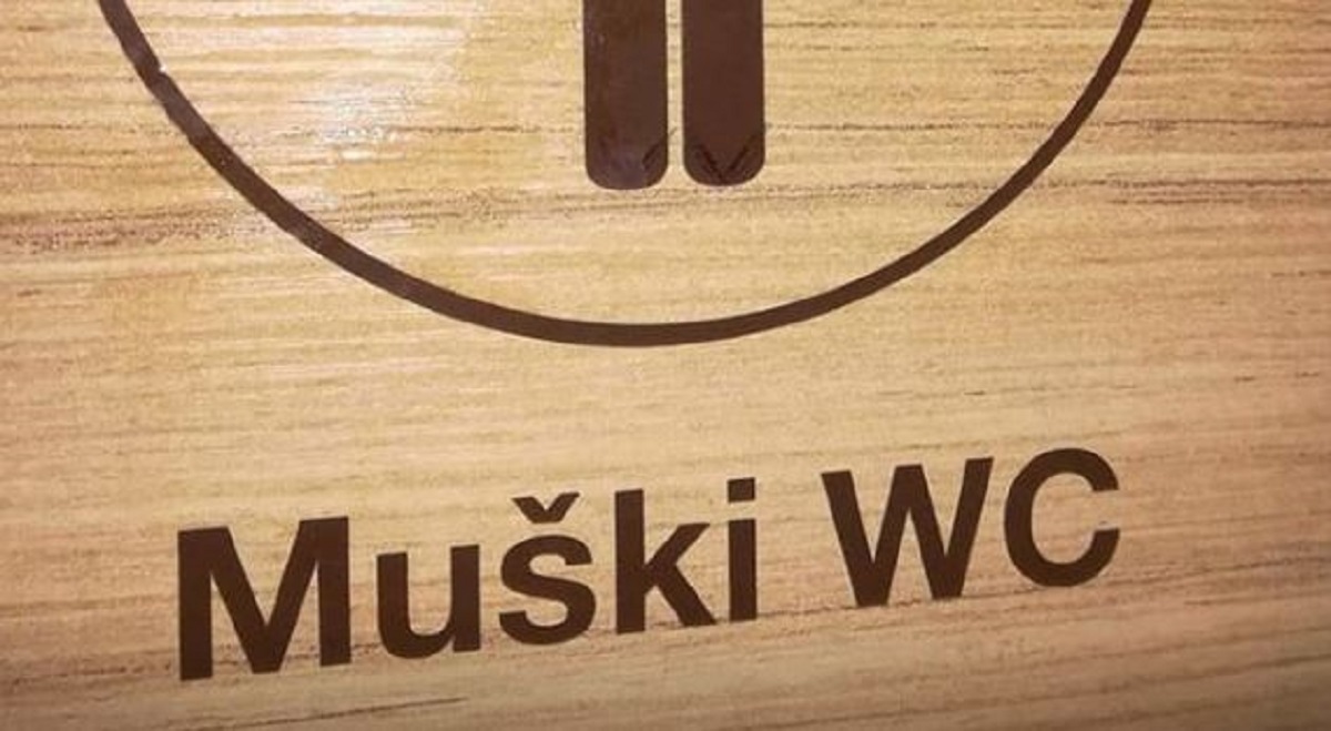 Netko se zezao s naljepnicom na vratima muškog WC-a pa sad izgleda jako prosto