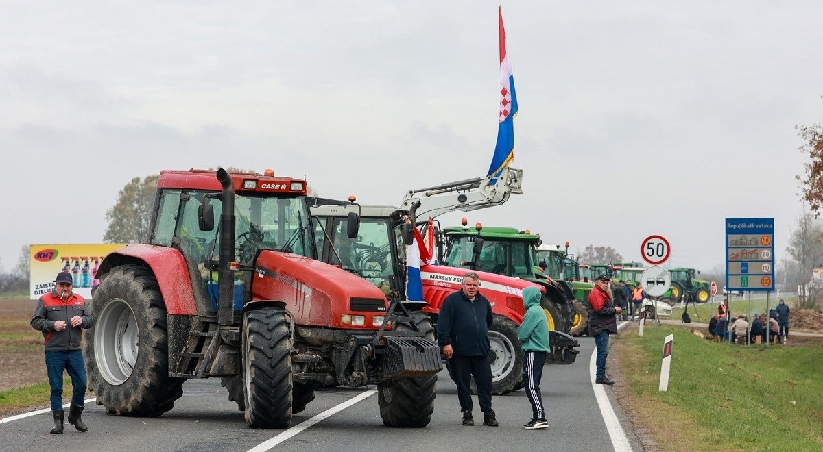 FOTO Seljaci blokirali cestu: "Od 1.12. krećemo sa svinjokoljama, a oni neka hapse"