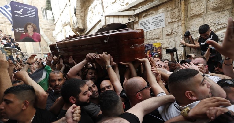 Tisuće Palestinaca nosile lijes ubijene novinarke, izraelska policija ih mlatila