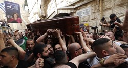 Tisuće Palestinaca nosile lijes ubijene novinarke, izraelska policija ih mlatila