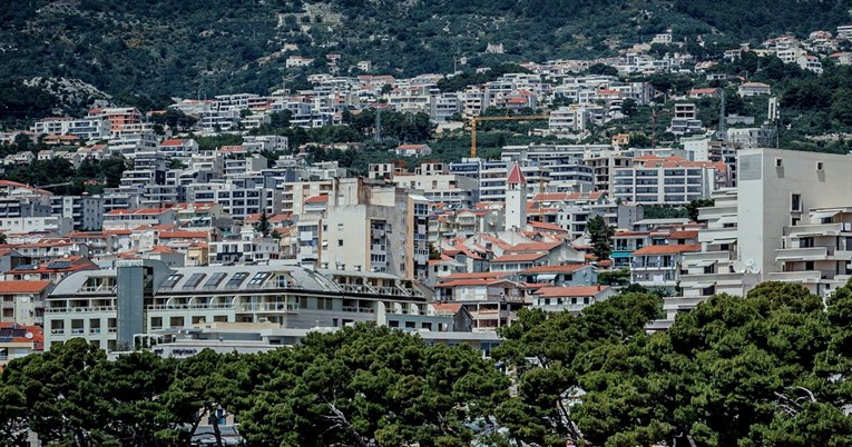 Makarska je pretvorena u gradilište, stotine stanova prazne. Tome dolazi kraj