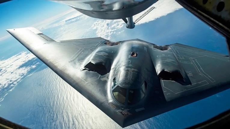 Poletjeli su američki nevidljivi bombarderi, nose najjače konvencionalne bombe