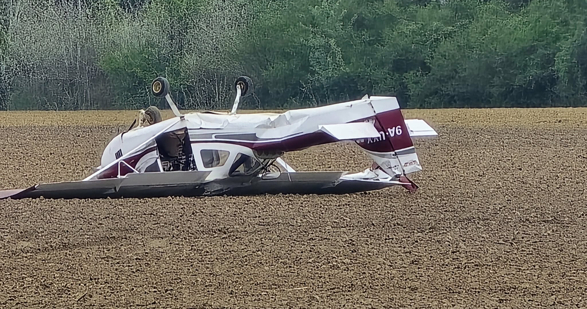 Kod Vinkovaca hitno sletio manji avion, okrenuo se naopačke. Pilot prebačen u bolnicu