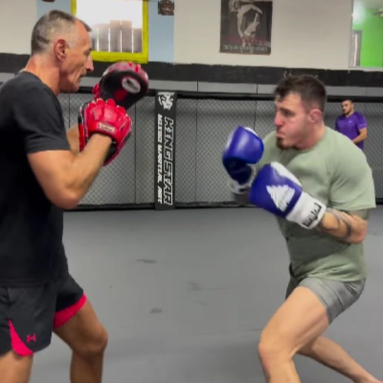 Pogledajte što se dogodi kad Aspinall snažno udari fokuser koji drži Drviš