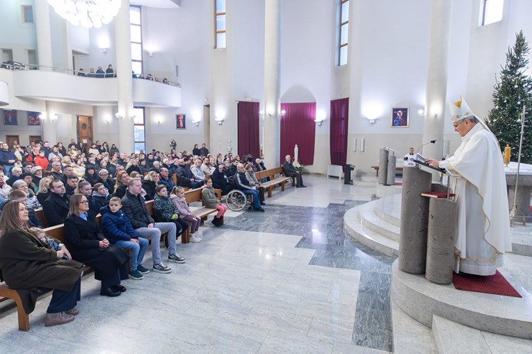 Rektor bazilike na božićnoj misi pozdravio strane radnike koji žive u Sisku 