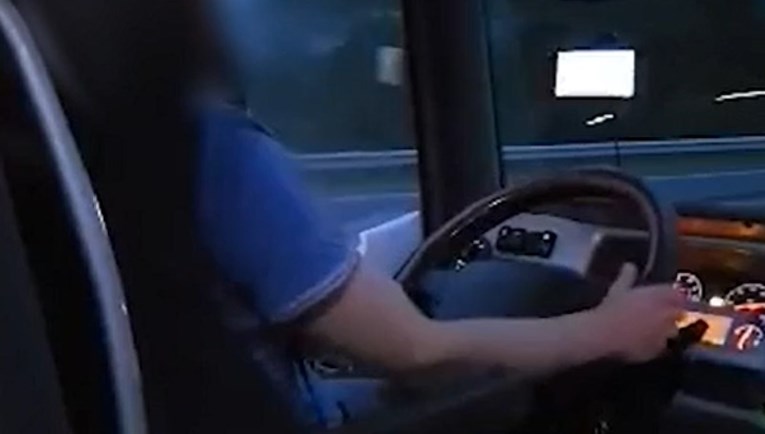 VIDEO Širi se snimka vozača autobusa, čudno se ponaša. Radi se o Hrvatu?