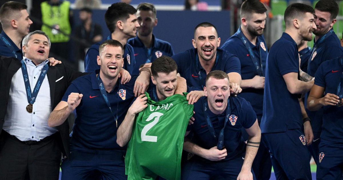 FOTO Hrvatski futsalaši na dodjelu medalja ponijeli dres tragično preminulog sugrača