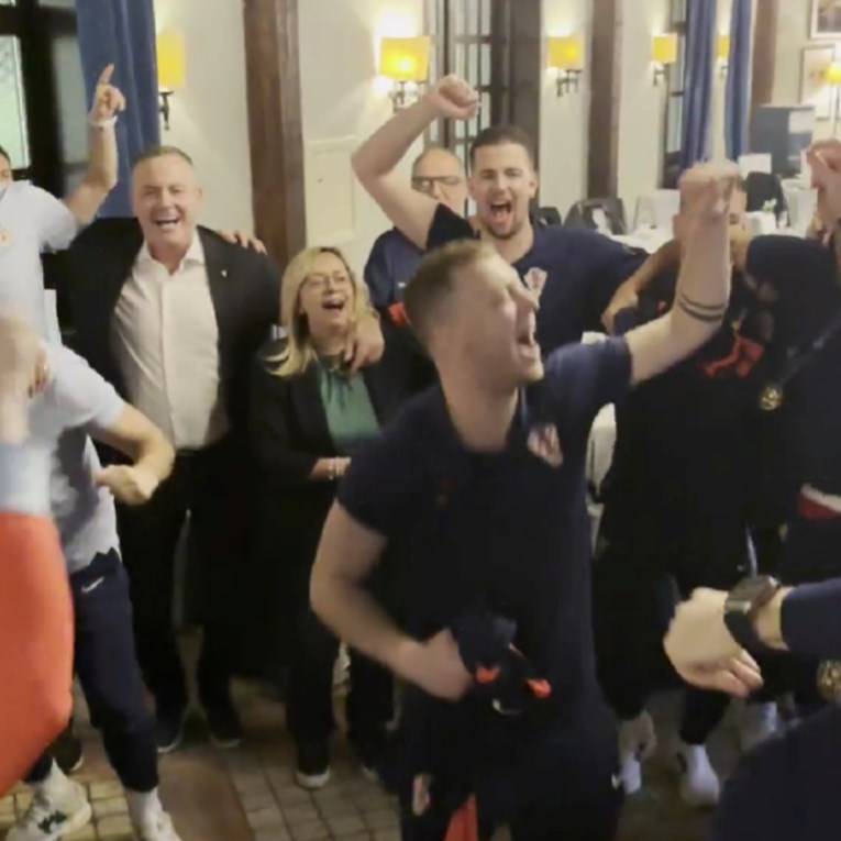 Pogledajte kako hrvatski futsalaši slave s vodstvom HNS-a. Pjevao se Thompson